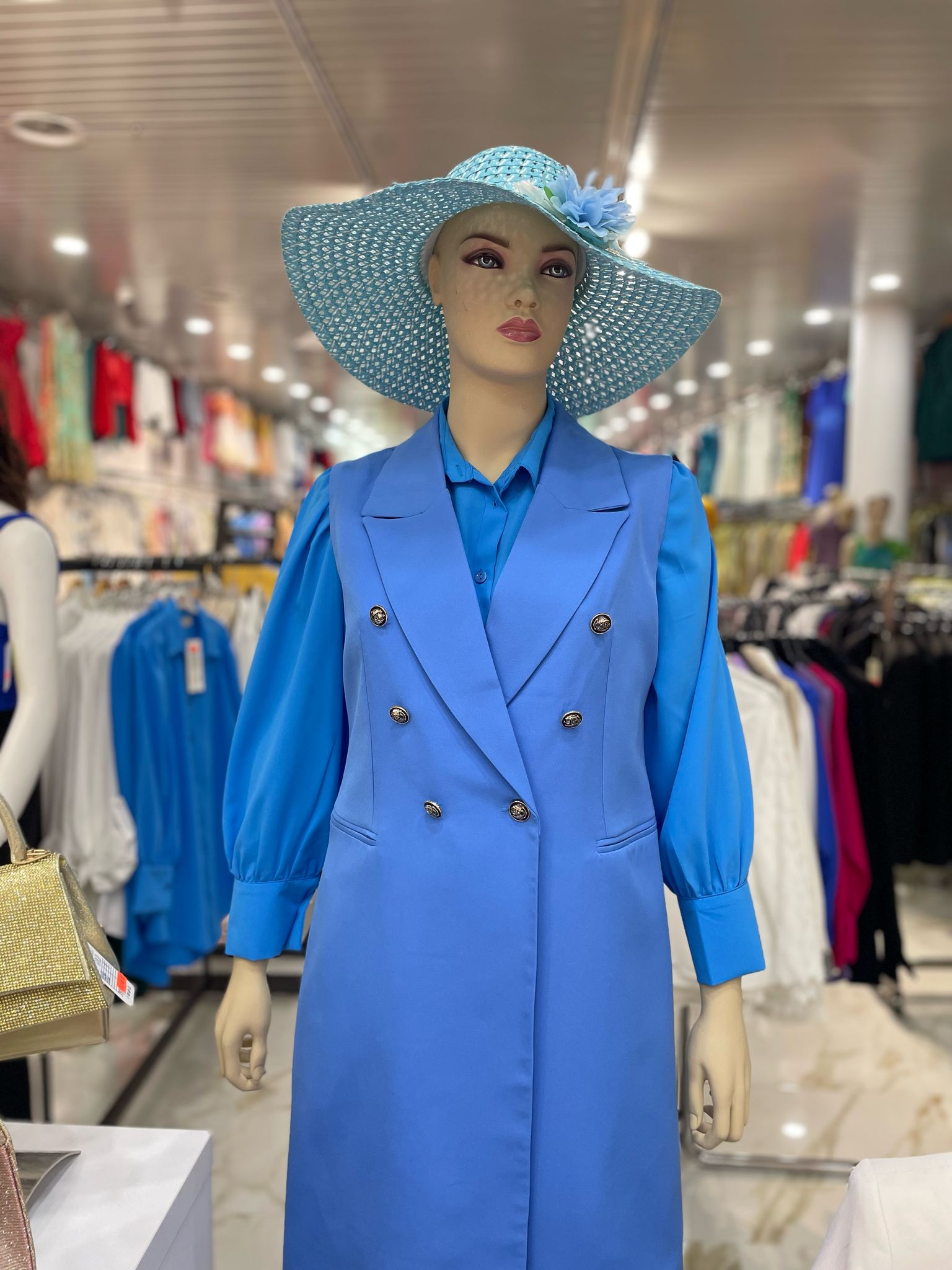 Robe colorée présentée chez Moon Fashion, Fribourg